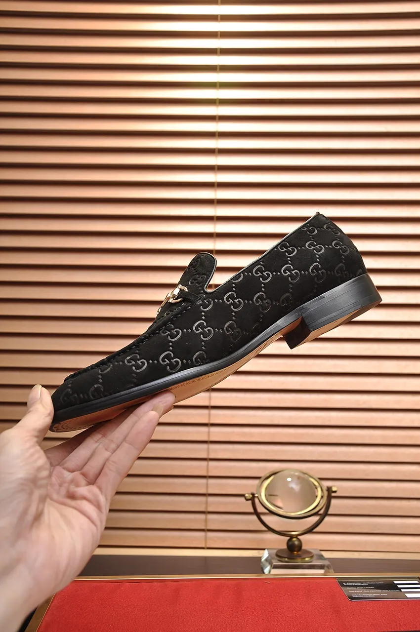 Men's shoes💰500💶Italy's top luxury men's shoe giant (GUCCI) (Gucci) (full cowhide lining) new arrival🍃Original European style🔰 Pleasant to the eye😍In order to make the shoes more durable and non-deformable🌀The production continues to follow traditional methods but there is still no lack of innovation💪Choose original sheepskin for the leather♻️ Smooth and natural And extra bright ⭐Made of imported cowhide, the first choice of rich people 38-45 (45 customized)